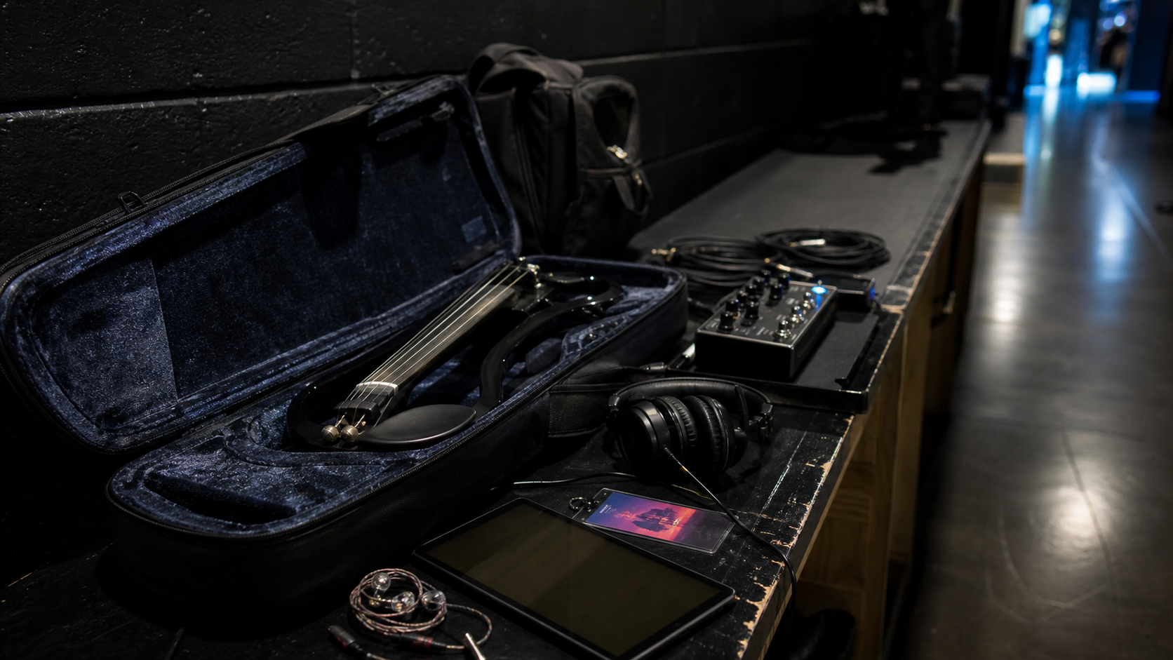 Отворен electric violin калъф backstage до слушалки таблет кабели и компактен direct amp sim педал за premium live шоу