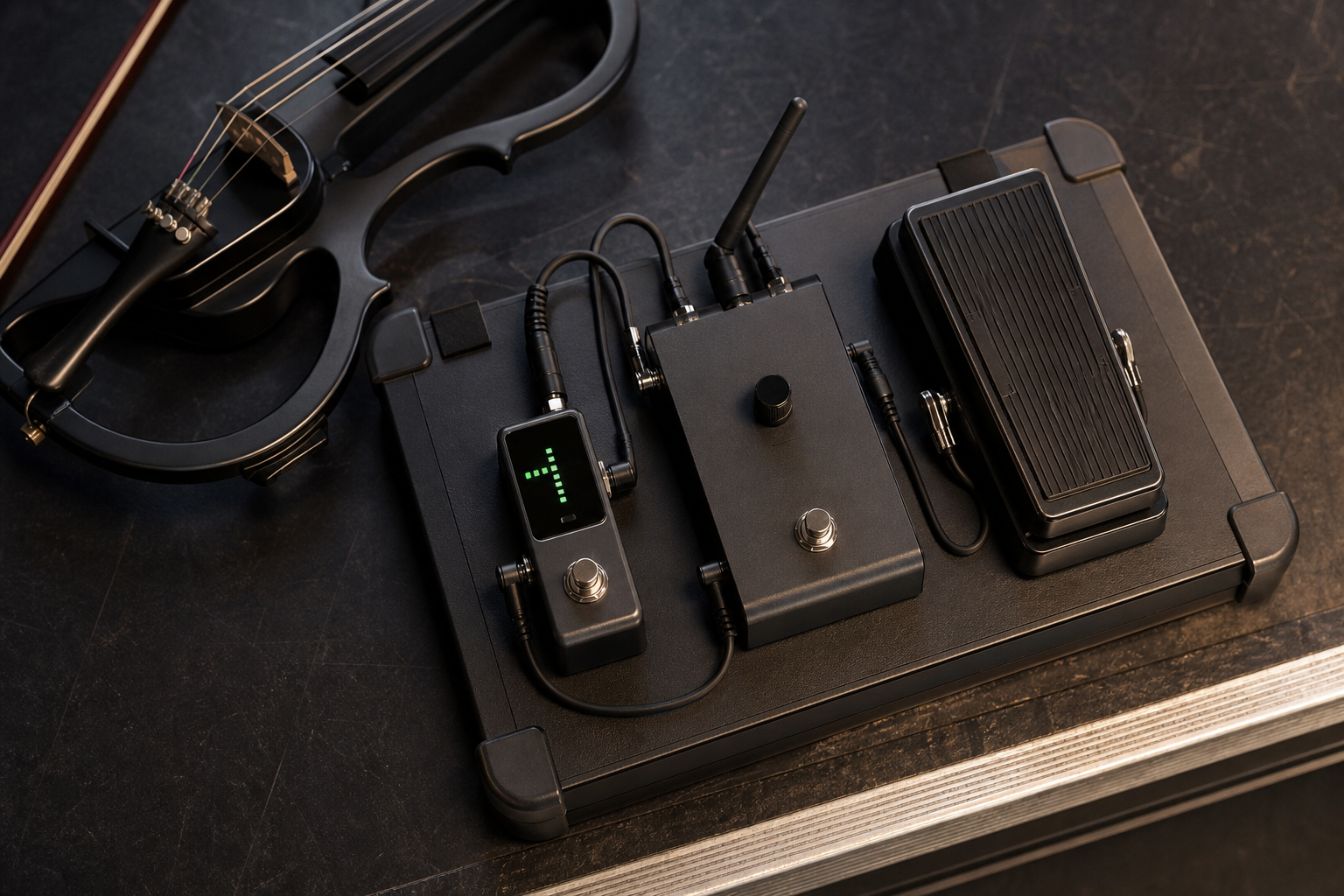Компактен electric violin pedalboard с mini tuner педал, wireless receiver, volume педал и подредени patch кабели